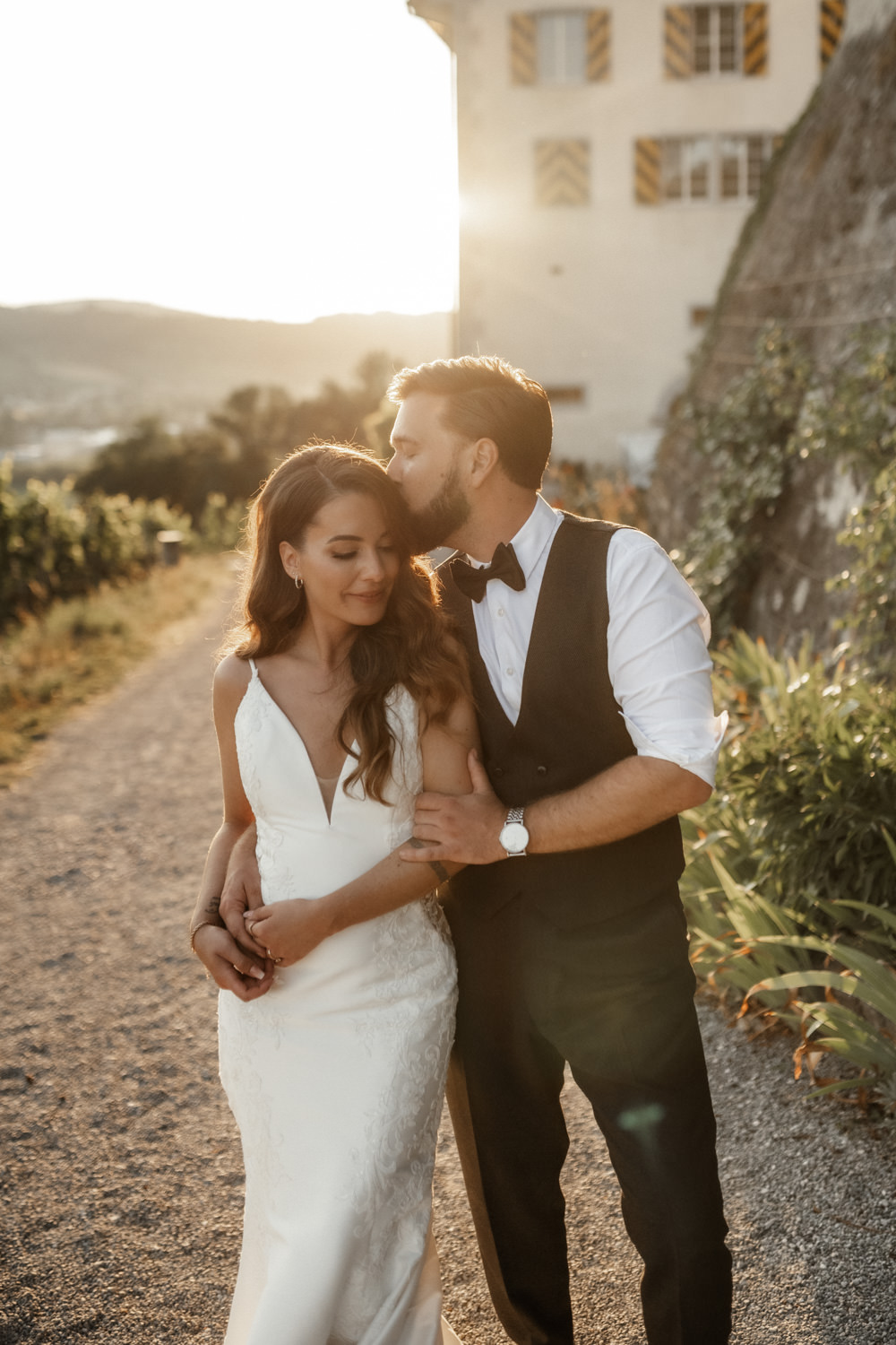 Hochzeitspaar während Goldenhour vor dem Schloss Heidegg
