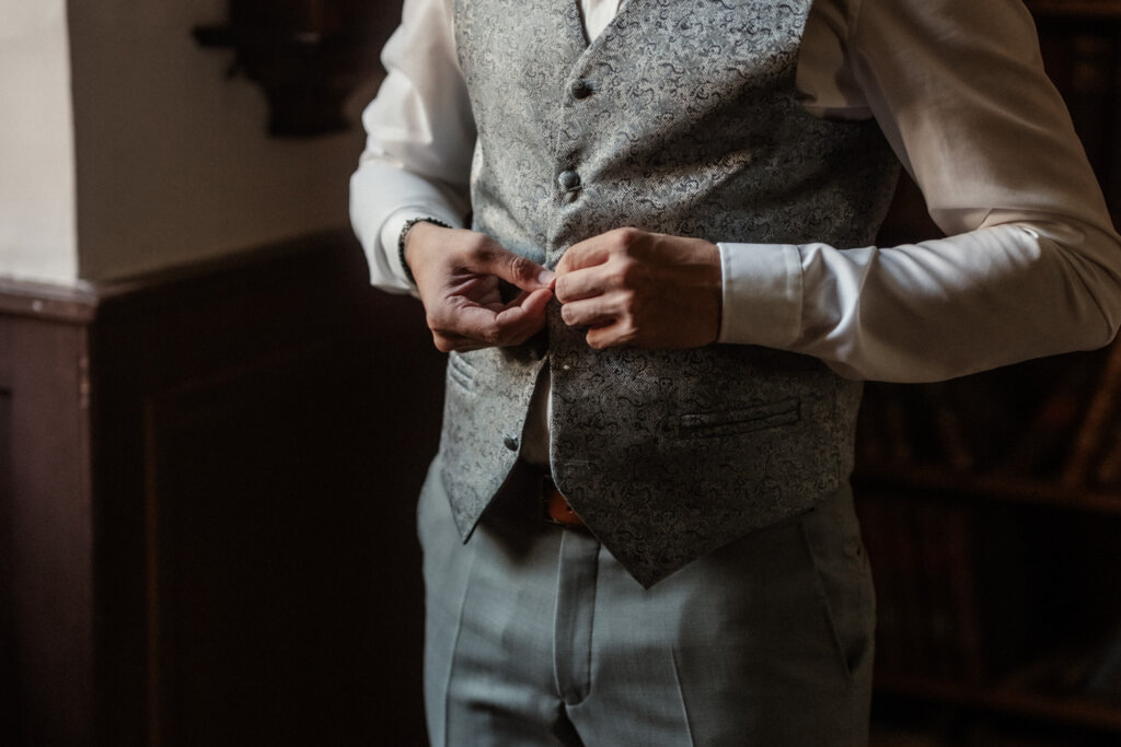 Getting Ready des Bräutigams in der Bibliothek von Schloss Reichenau, Hochzeitsfotografie