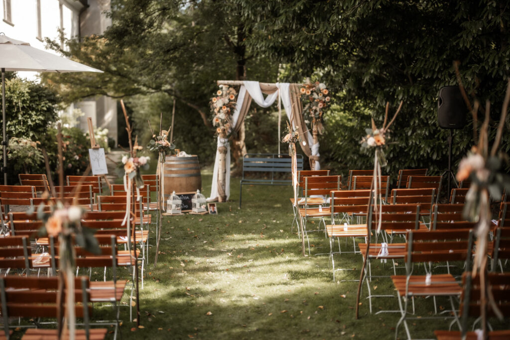 Floristik im Schlossgarten und Bestuhlung an der Hochzeit